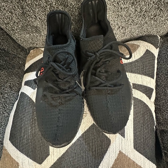 Men’s size 10 Adidas Yeezy Sneakers SPLY-350 Boost V2 Black and Red - Picture 2 of 13